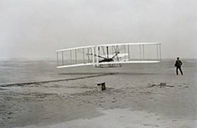 https://upload.wikimedia.org/wikipedia/commons/thumb/8/86/First_flight2.jpg/250px-First_flight2.jpg